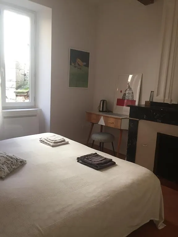 Oda ve Kahvaltı B&B Le Chat Qui Dort Montricoux